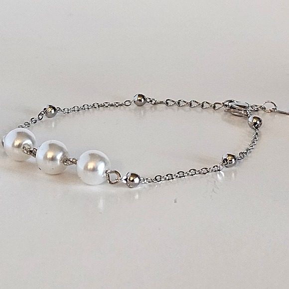 Everlasting Bonds: Sterling Silver Charm Bracelet with Pearls of Friendship - Picture 4 of 12